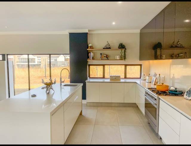 5 BEDROOM HOUSE FOR SALE IN MIDSTREAM ESTATE